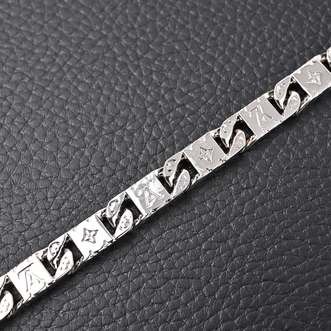 LV Bracelets 160202602040178_79 - Image 3