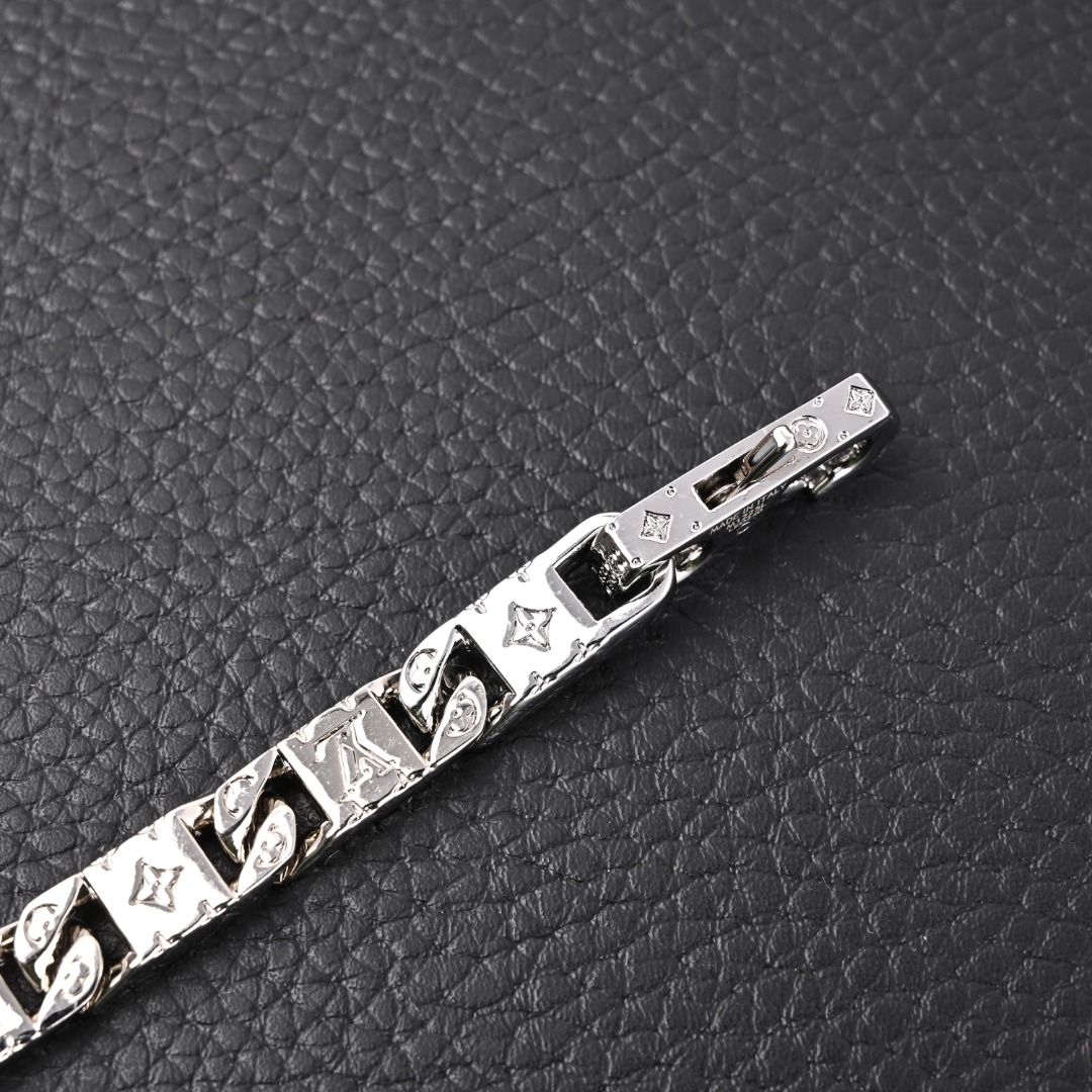 LV Bracelets 160202602040178_79 - Image 5