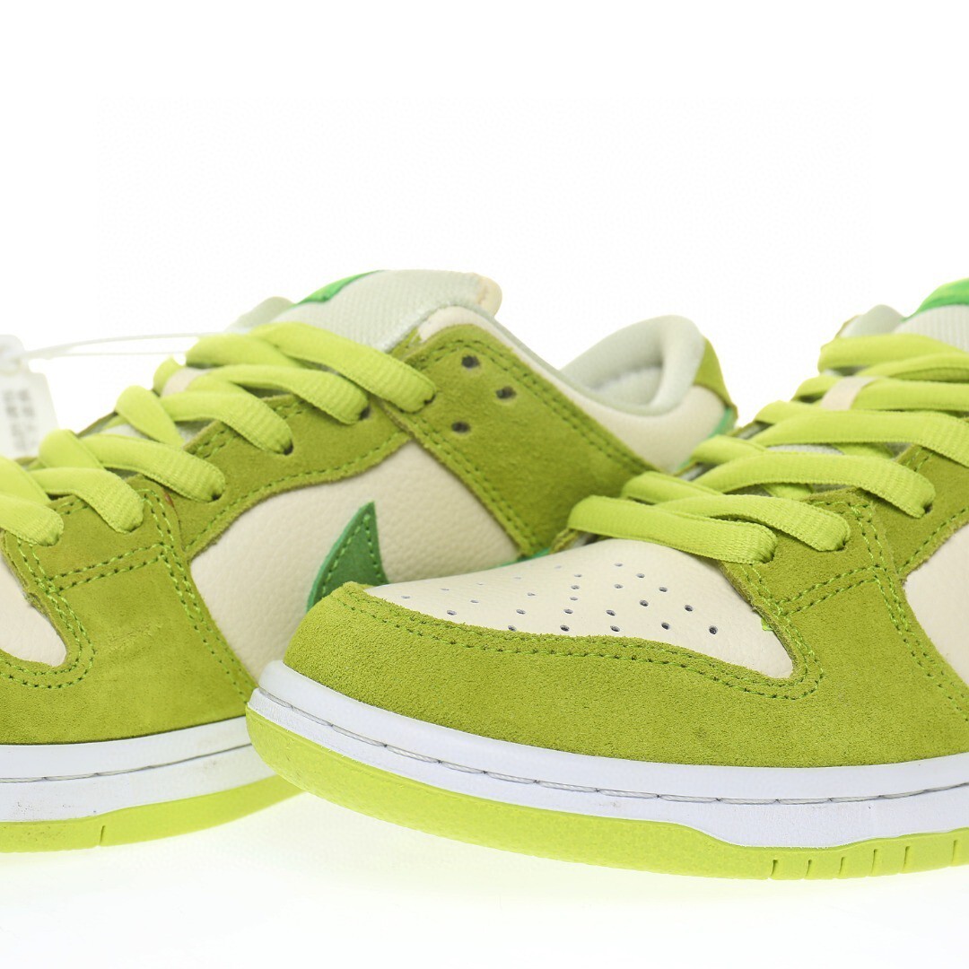 Nike Dunk Low SB Sneaker DM0807-300 - Image 3