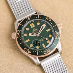 Alternative view of OMEGA Seamaster Automatic Diver 300M (Green-Black-Grey Dial) 40mm 1150202605290131_389