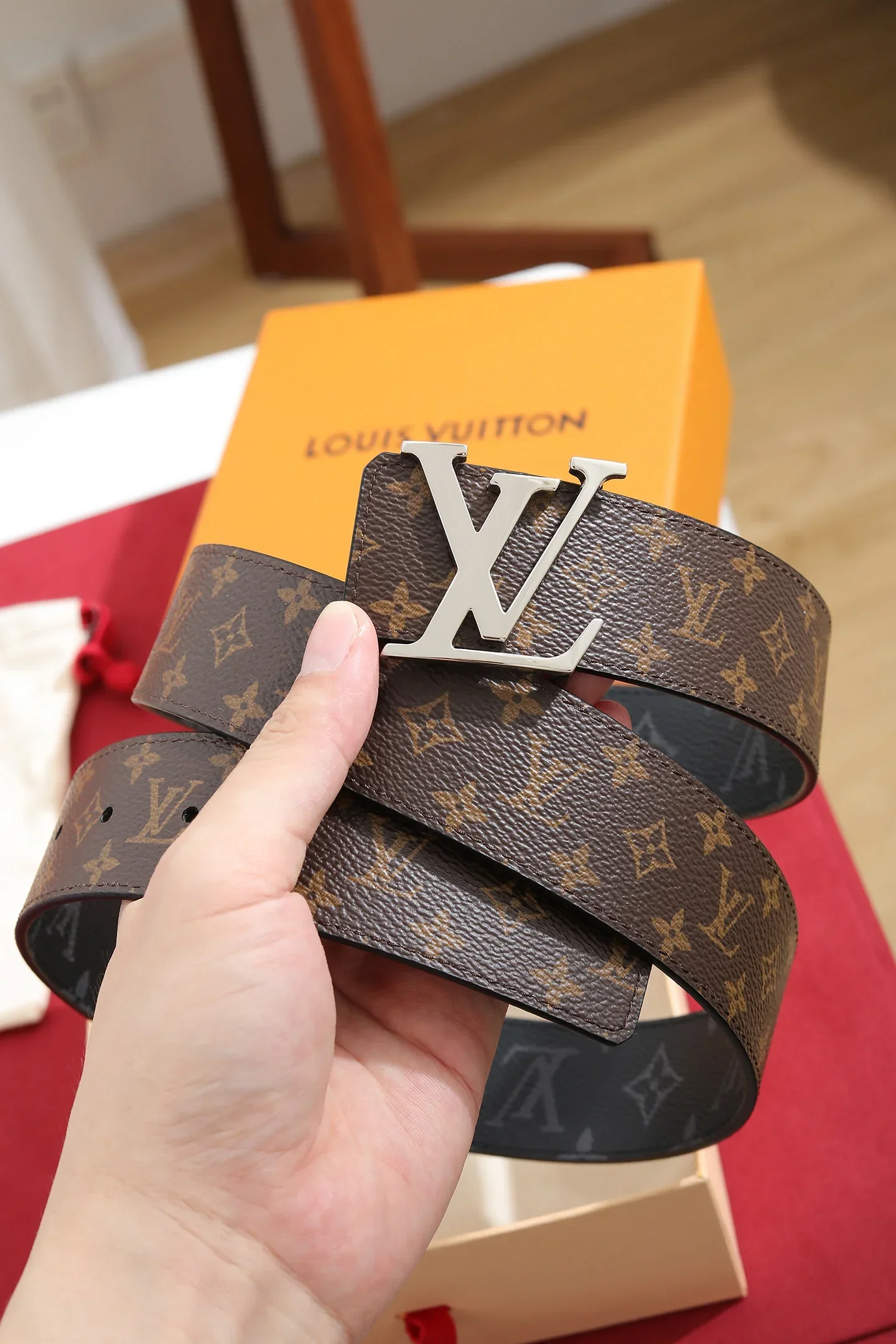 LV Belts Unisex 40202606030131_79 - Image 2