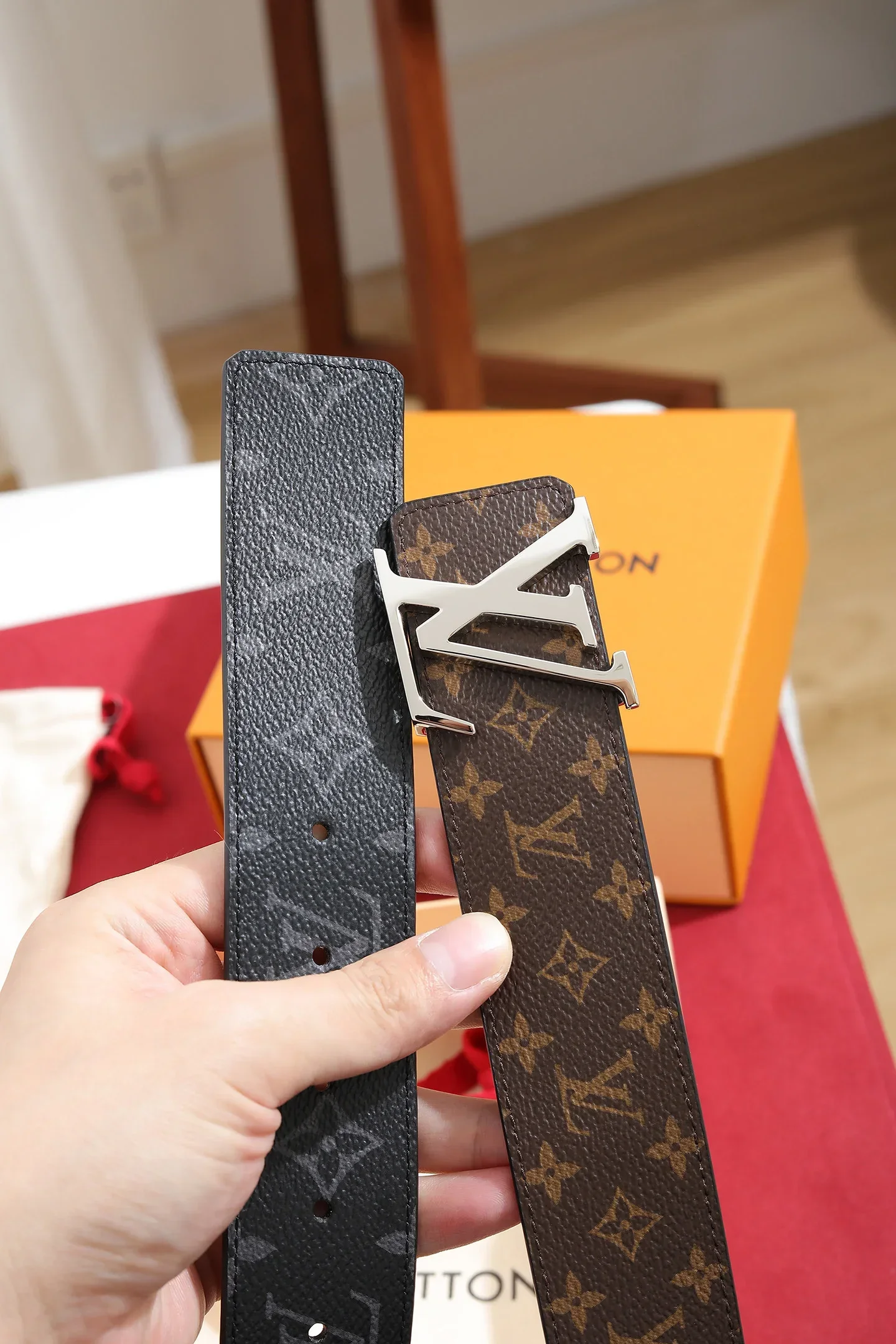 LV Belts Unisex 40202606030131_79 - Image 3
