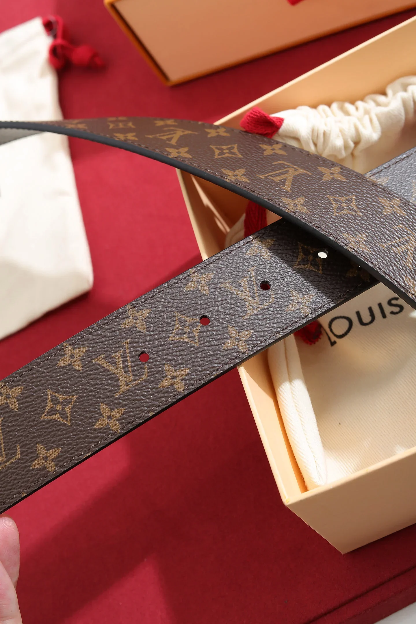 LV Belts Unisex 40202606030131_79 - Image 8