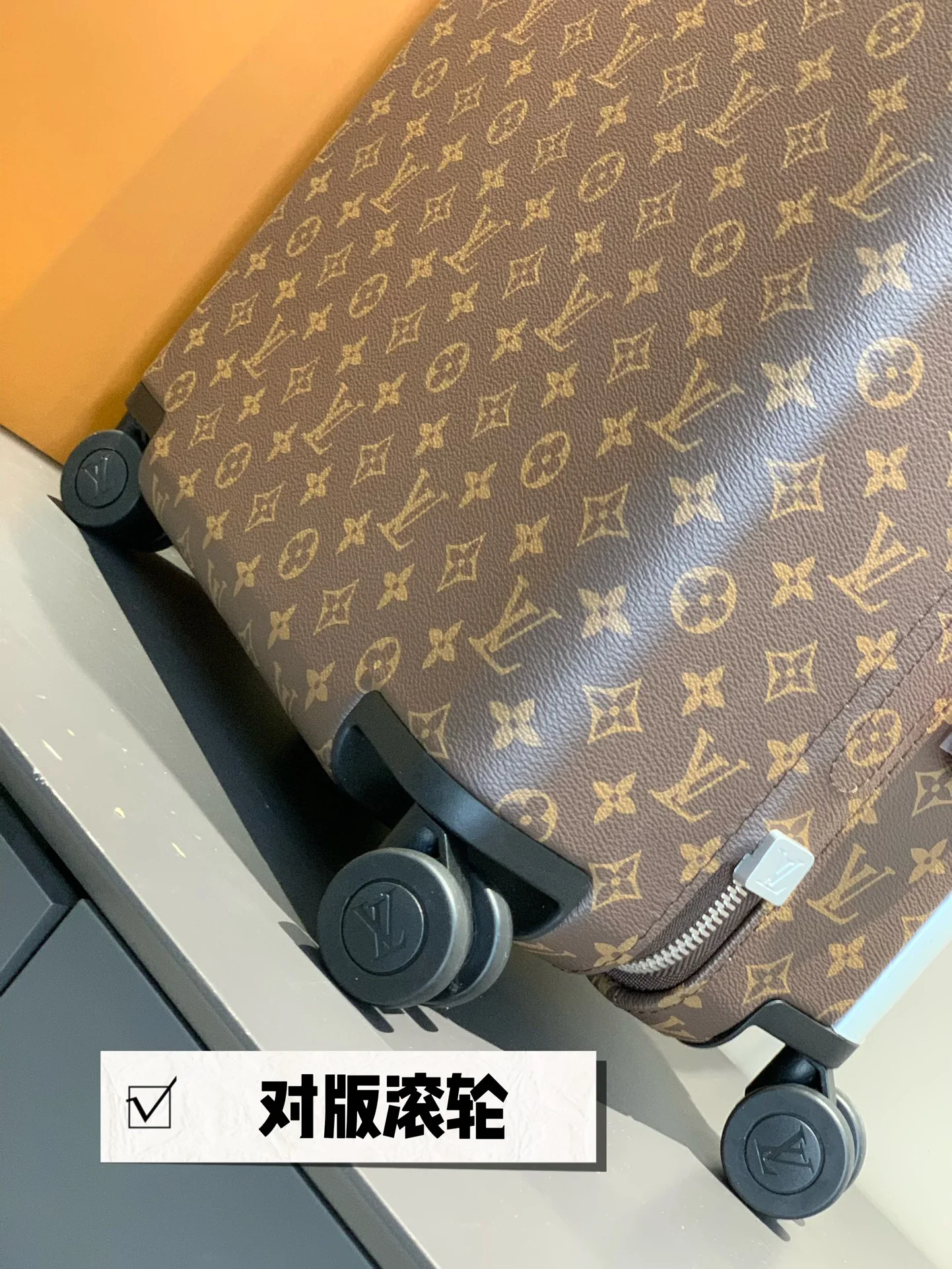 LV Suitcases 38x55x21cm 1000202606230065_309 - Image 4