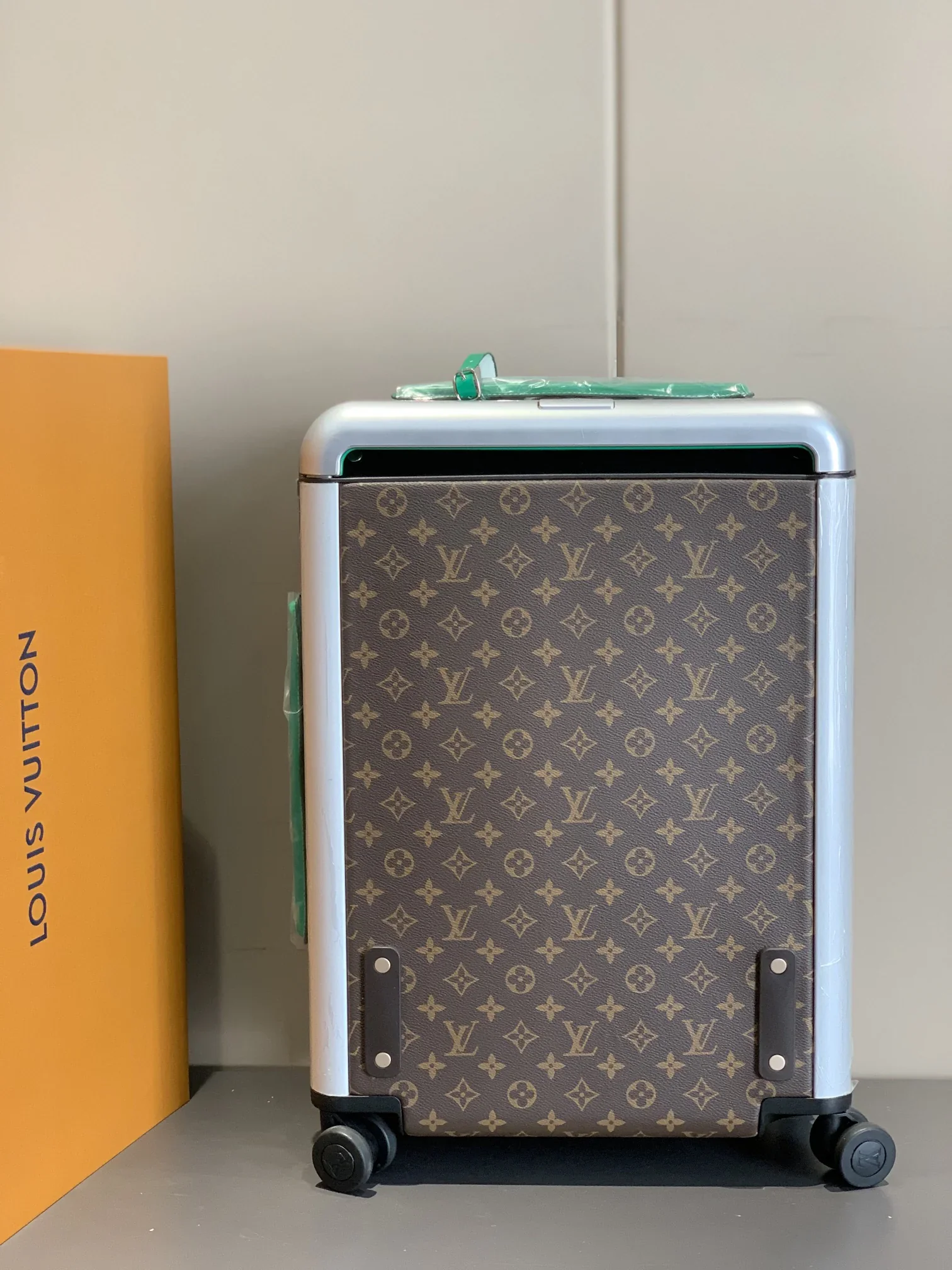 LV Suitcases 38x55x21cm 1000202606230065_309 - Image 6