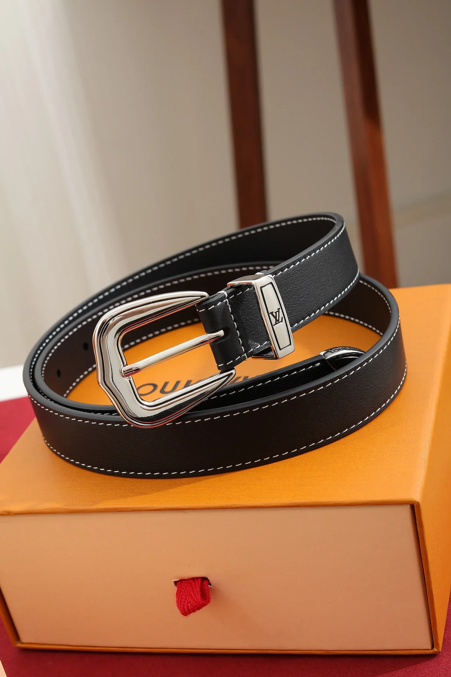 Alternative view of LV Belts 220202607050649