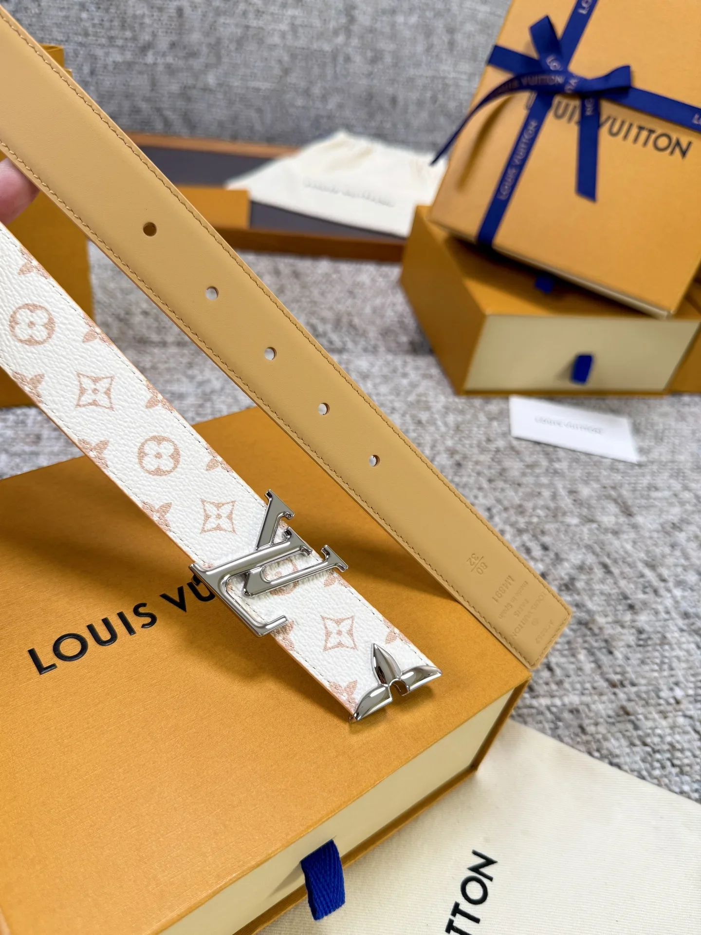 LV Belts 3.0cm Width 160202607050816 - Image 4
