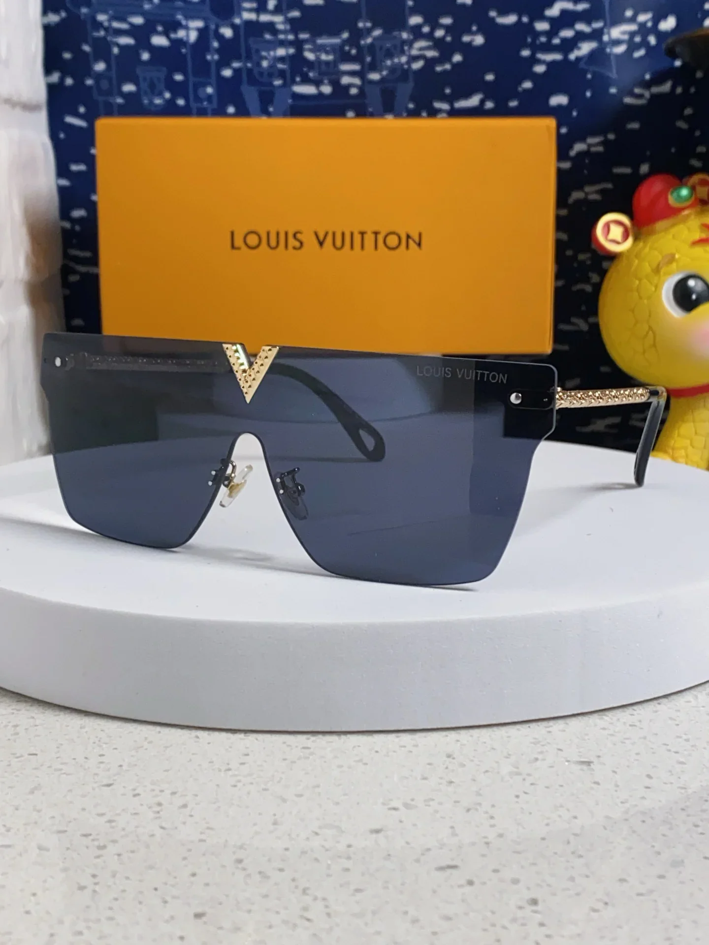 LV Glasses & Sunglasses 70202607020489