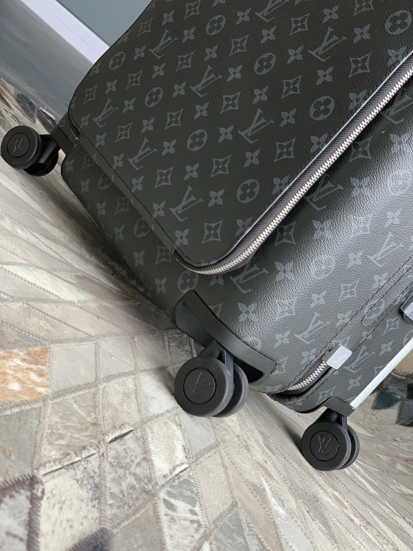 LV Suitcases 20inch 1100202607010154 - Image 6
