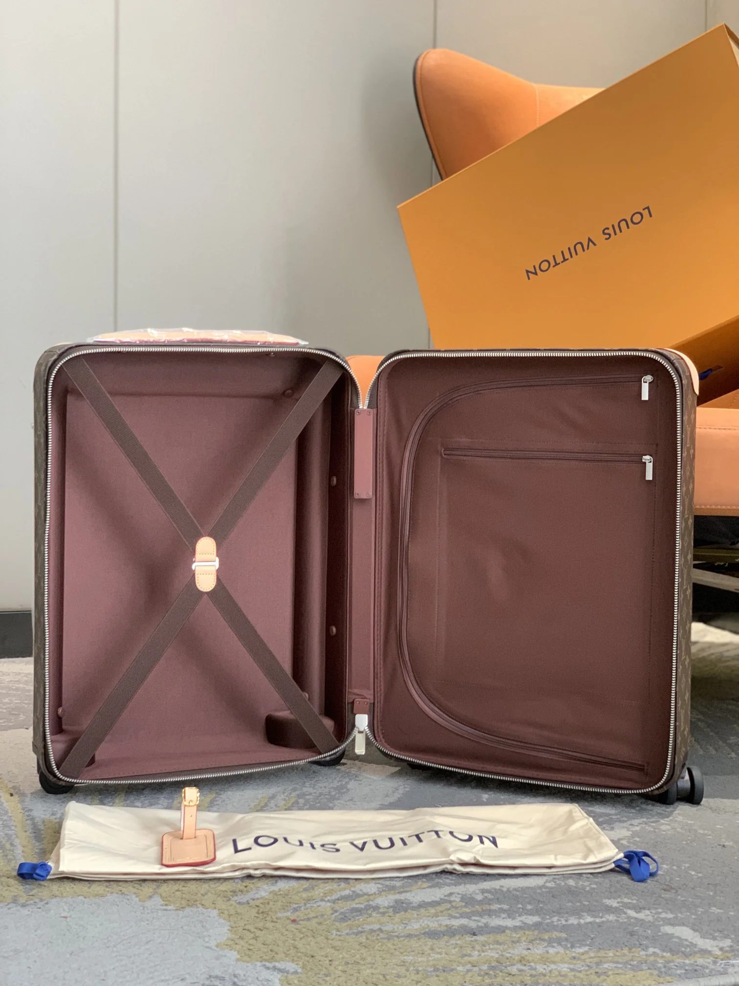 LV Suitcases 38x55x21cm 1000202607010105 - Image 6