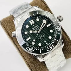 Alternative view of OMEGA Seamaster Automatic Diver 300M (Green Dial) 42mm VS A850202608050266