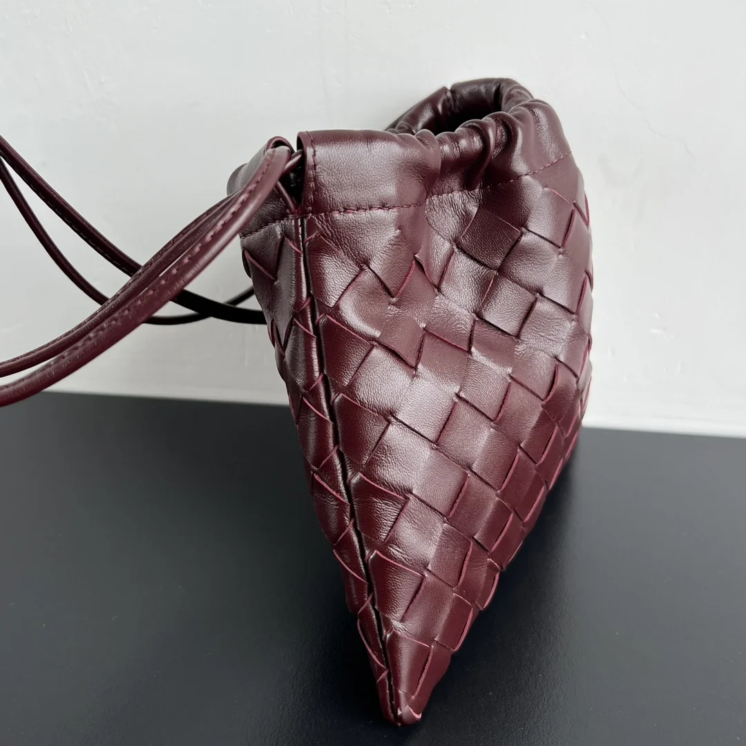 BOTTEGA VENETA Bucket Bags Burgundy 21X16.6X1CM F8010065390 - Image 2