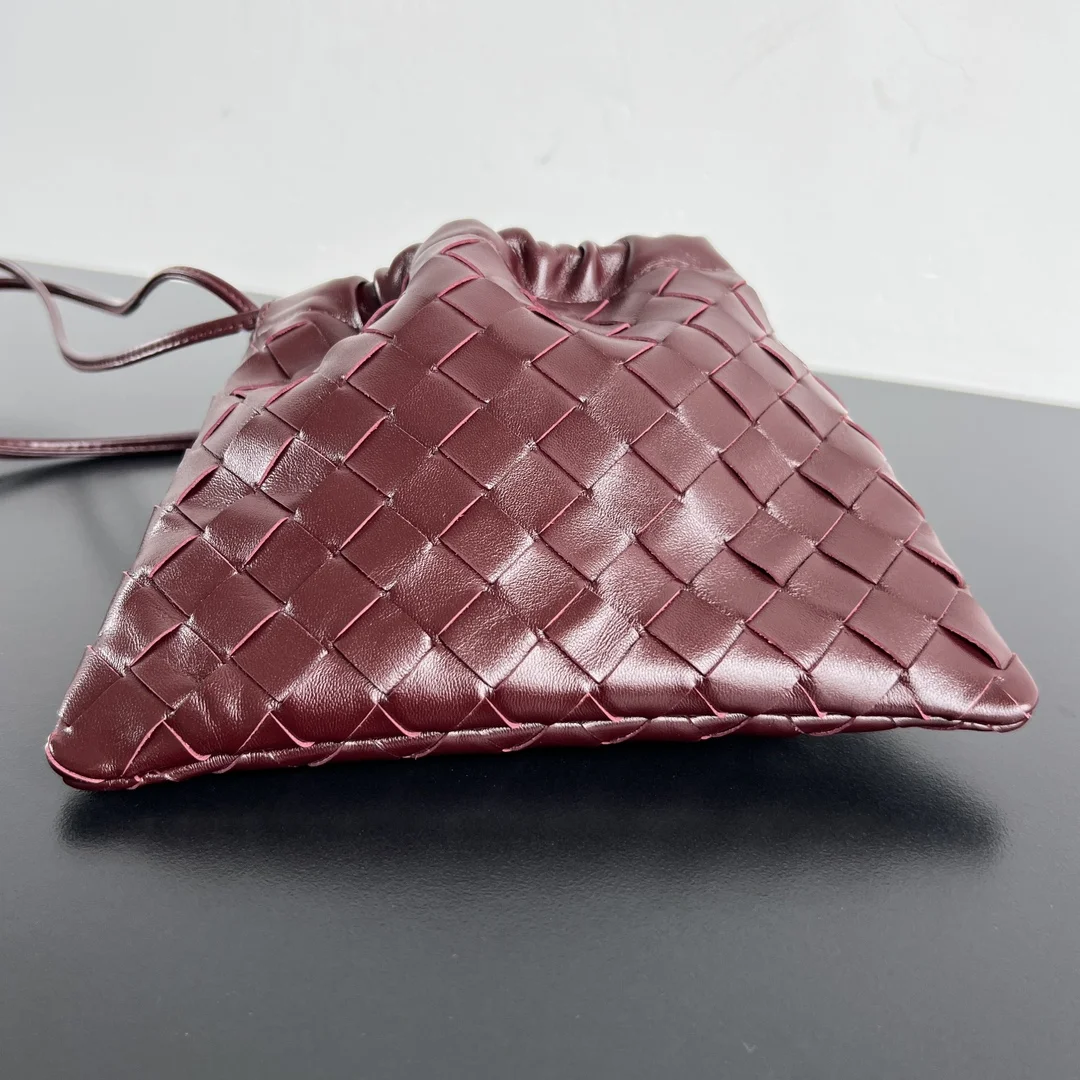 BOTTEGA VENETA Bucket Bags Burgundy 21X16.6X1CM F8010065390 - Image 3