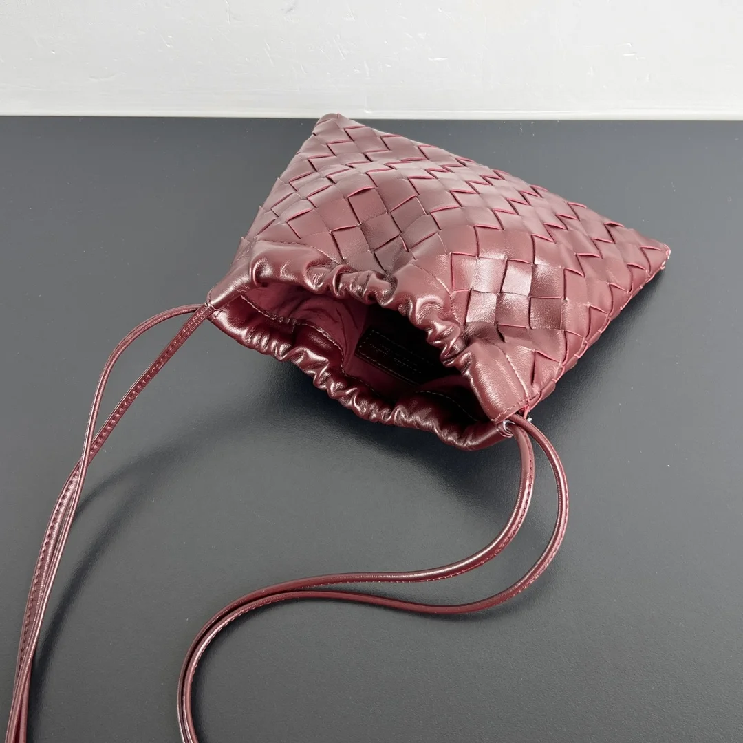 BOTTEGA VENETA Bucket Bags Burgundy 21X16.6X1CM F8010065390 - Image 4
