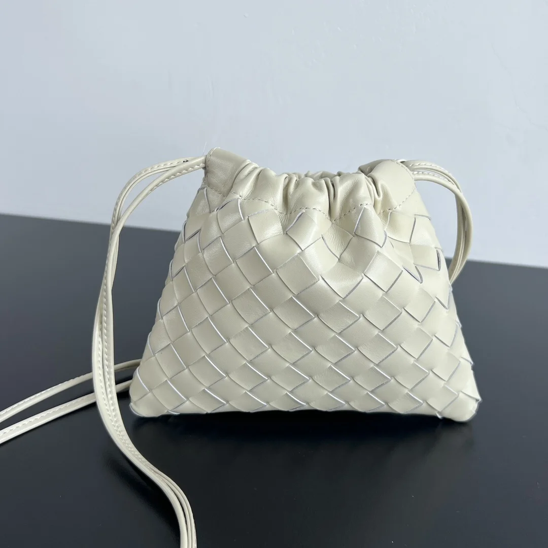 BOTTEGA VENETA Bucket Bags Calf Leather Cream-Silver 21X16.6X1CM F8010065379