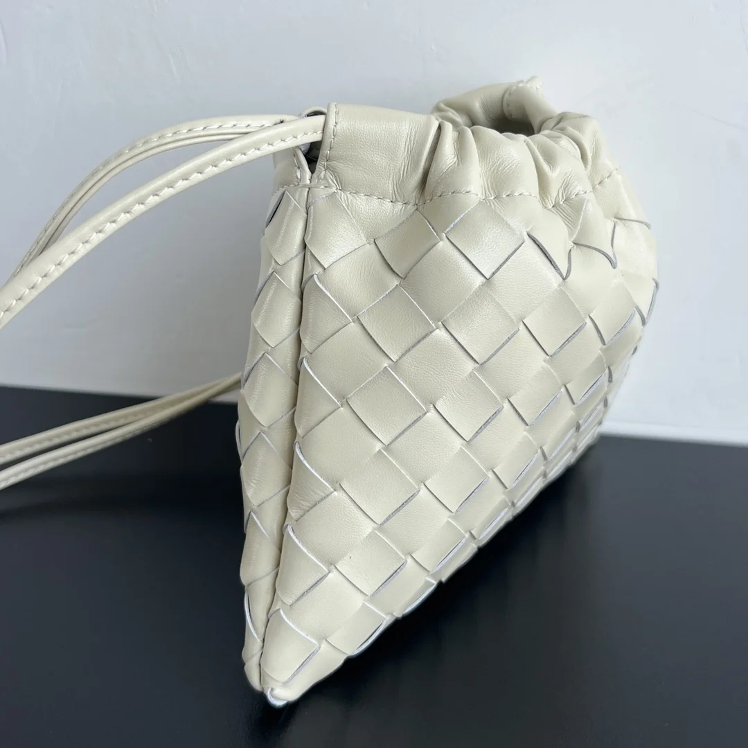 BOTTEGA VENETA Bucket Bags Calf Leather Cream-Silver 21X16.6X1CM F8010065379 - Image 2