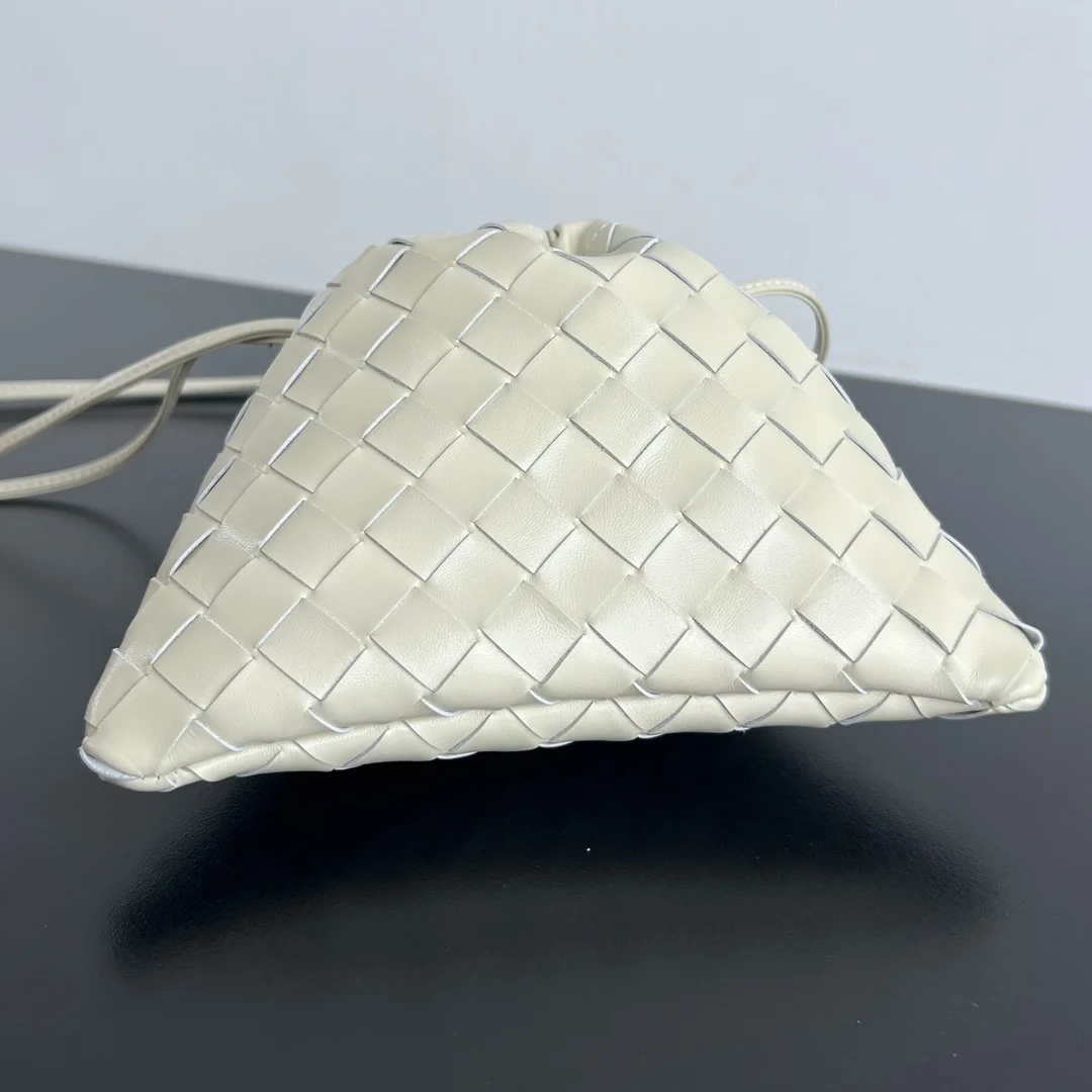 BOTTEGA VENETA Bucket Bags Calf Leather Cream-Silver 21X16.6X1CM F8010065379 - Image 3