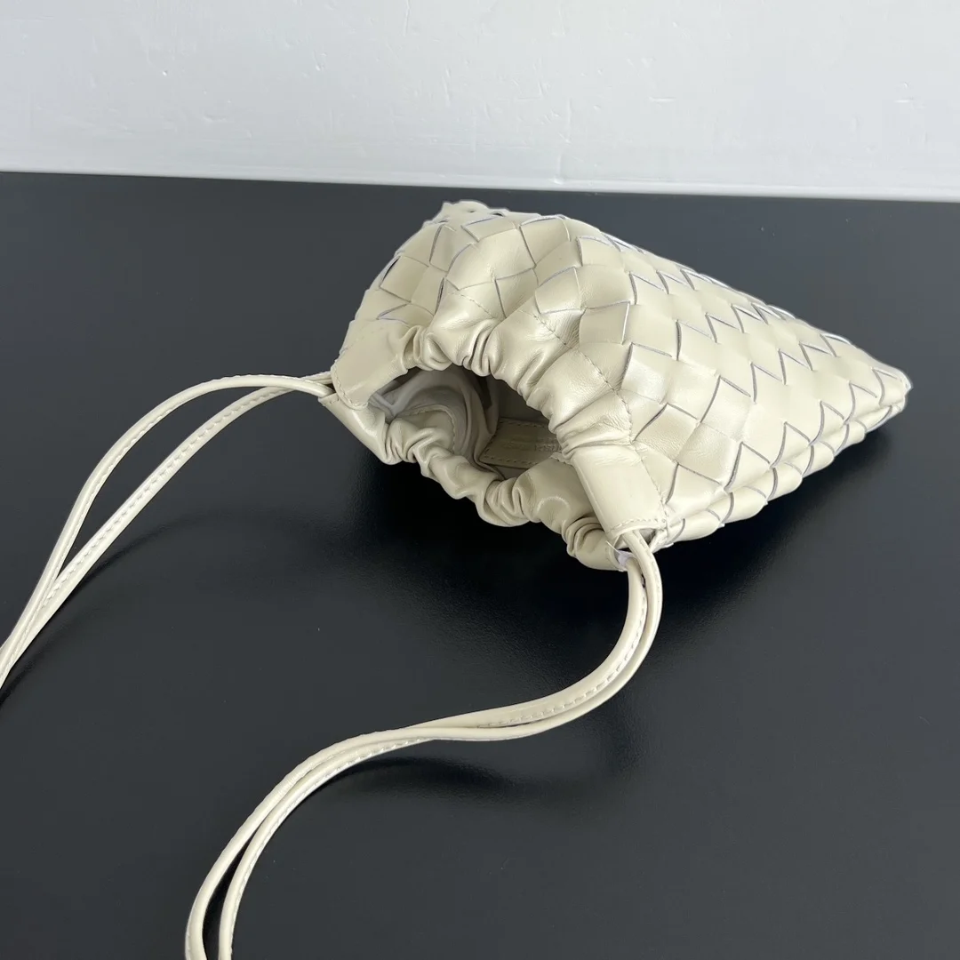 BOTTEGA VENETA Bucket Bags Calf Leather Cream-Silver 21X16.6X1CM F8010065379 - Image 4
