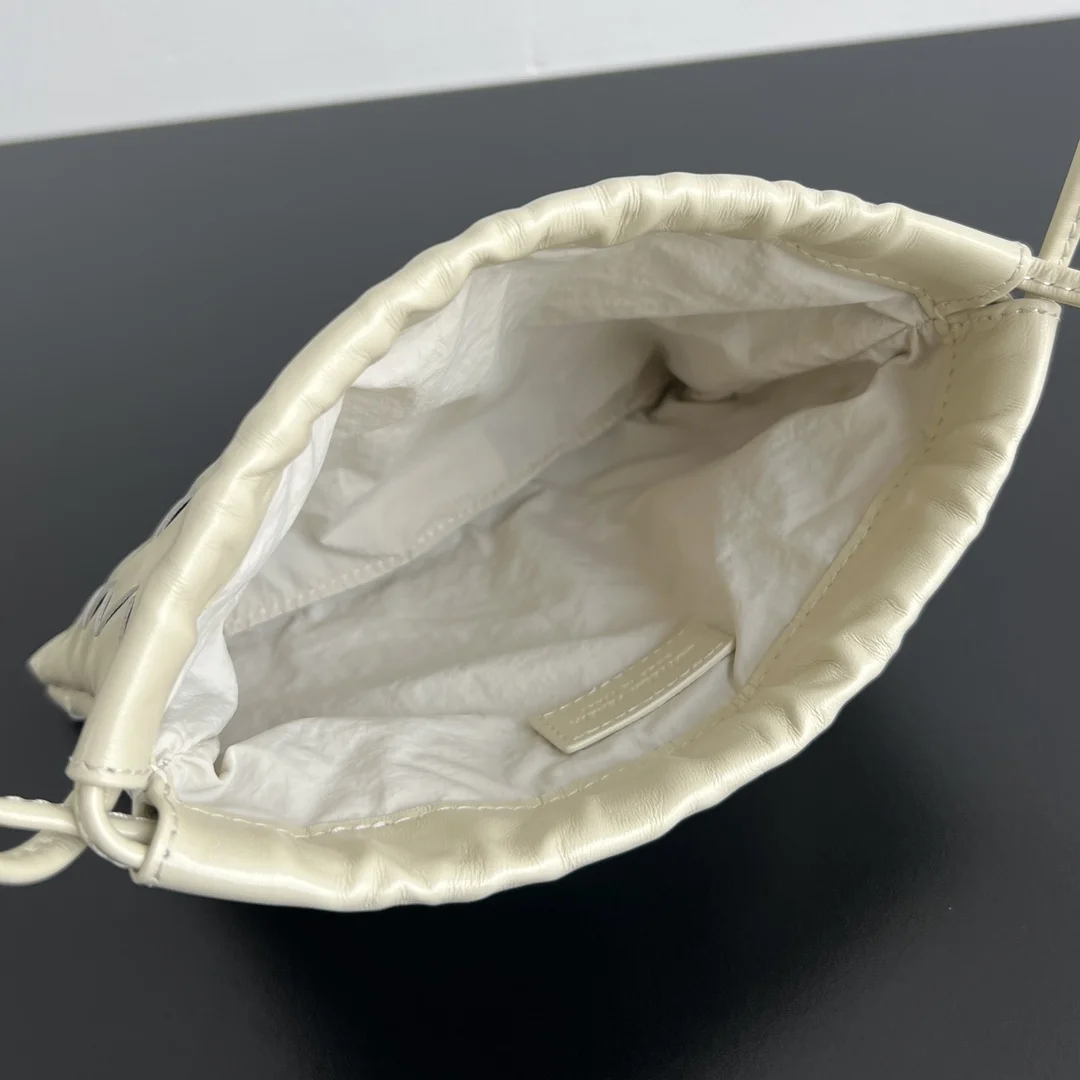 BOTTEGA VENETA Bucket Bags Calf Leather Cream-Silver 21X16.6X1CM F8010065379 - Image 5