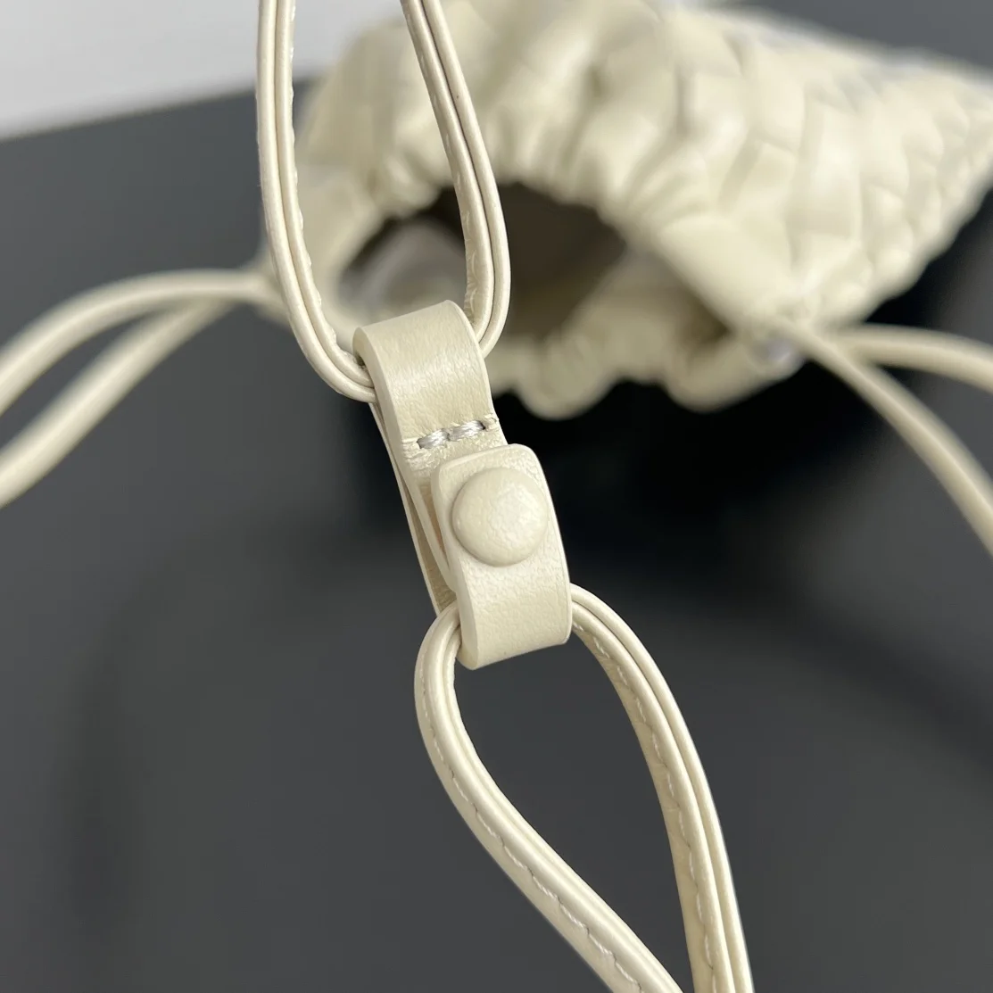 BOTTEGA VENETA Bucket Bags Calf Leather Cream-Silver 21X16.6X1CM F8010065379 - Image 6