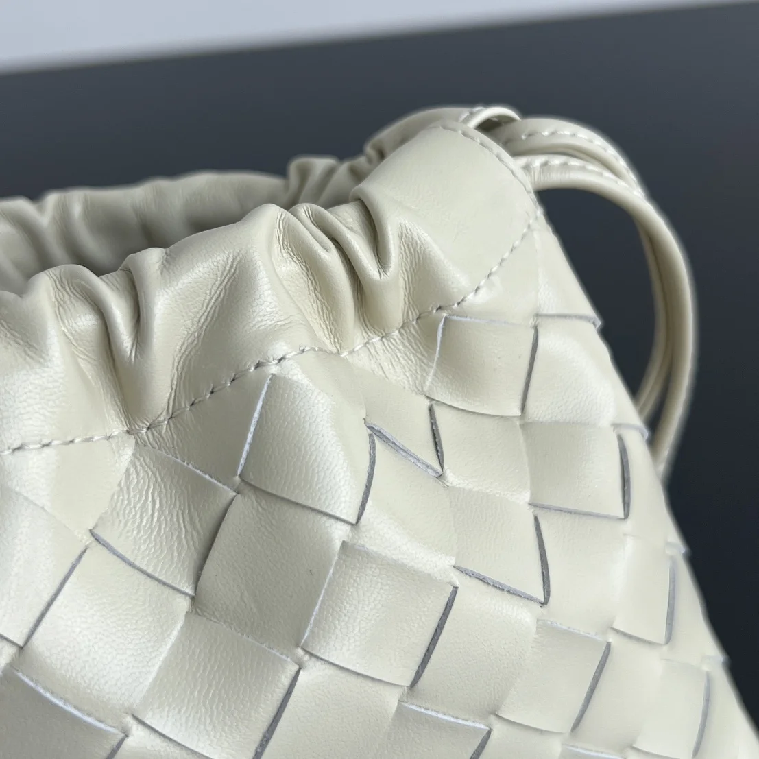 BOTTEGA VENETA Bucket Bags Calf Leather Cream-Silver 21X16.6X1CM F8010065379 - Image 7