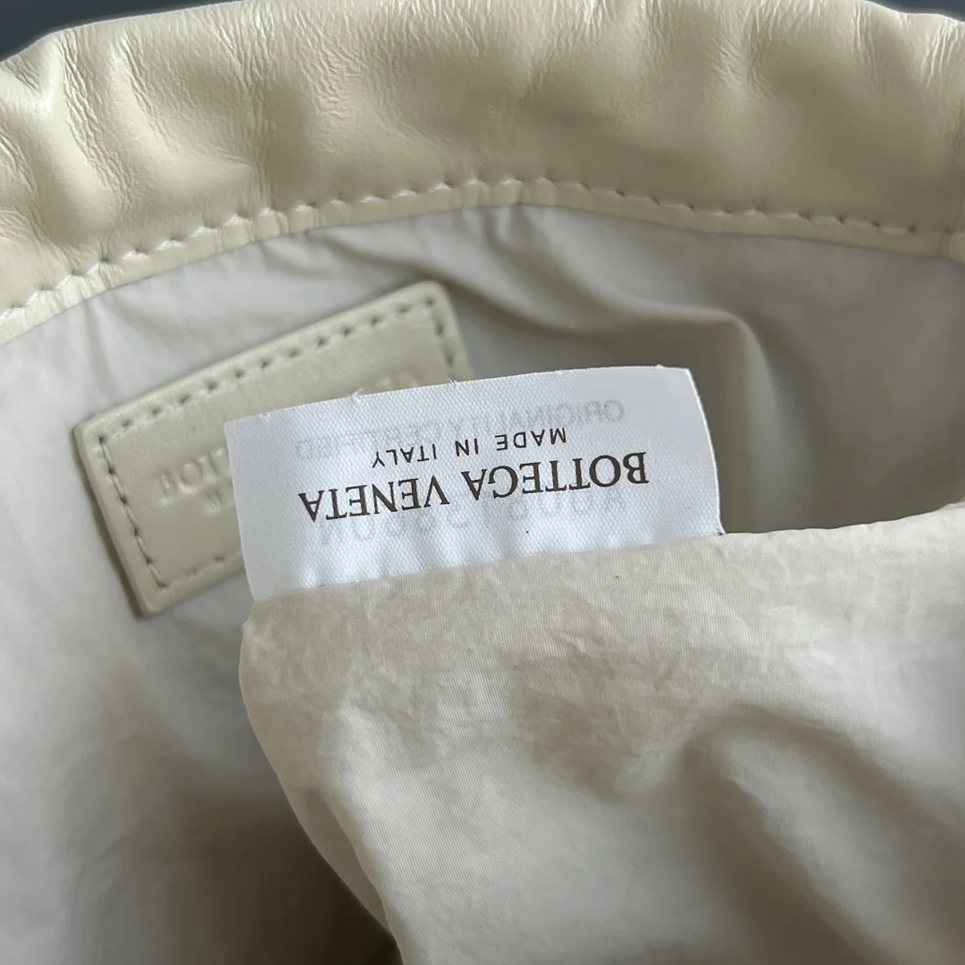 BOTTEGA VENETA Bucket Bags Calf Leather Cream-Silver 21X16.6X1CM F8010065379 - Image 9