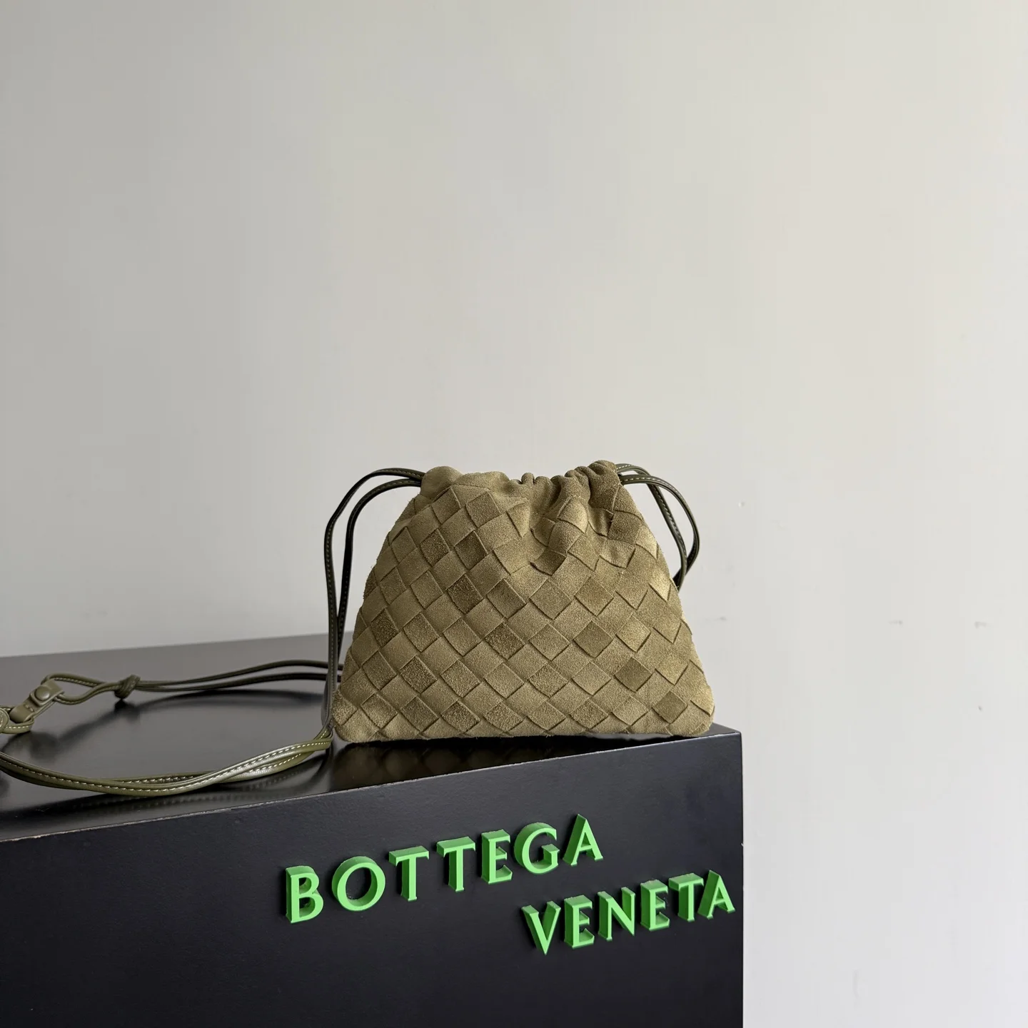 BOTTEGA VENETA Bucket Bags Suede Green-Khaki 21X16.6X1CM F8010065406
