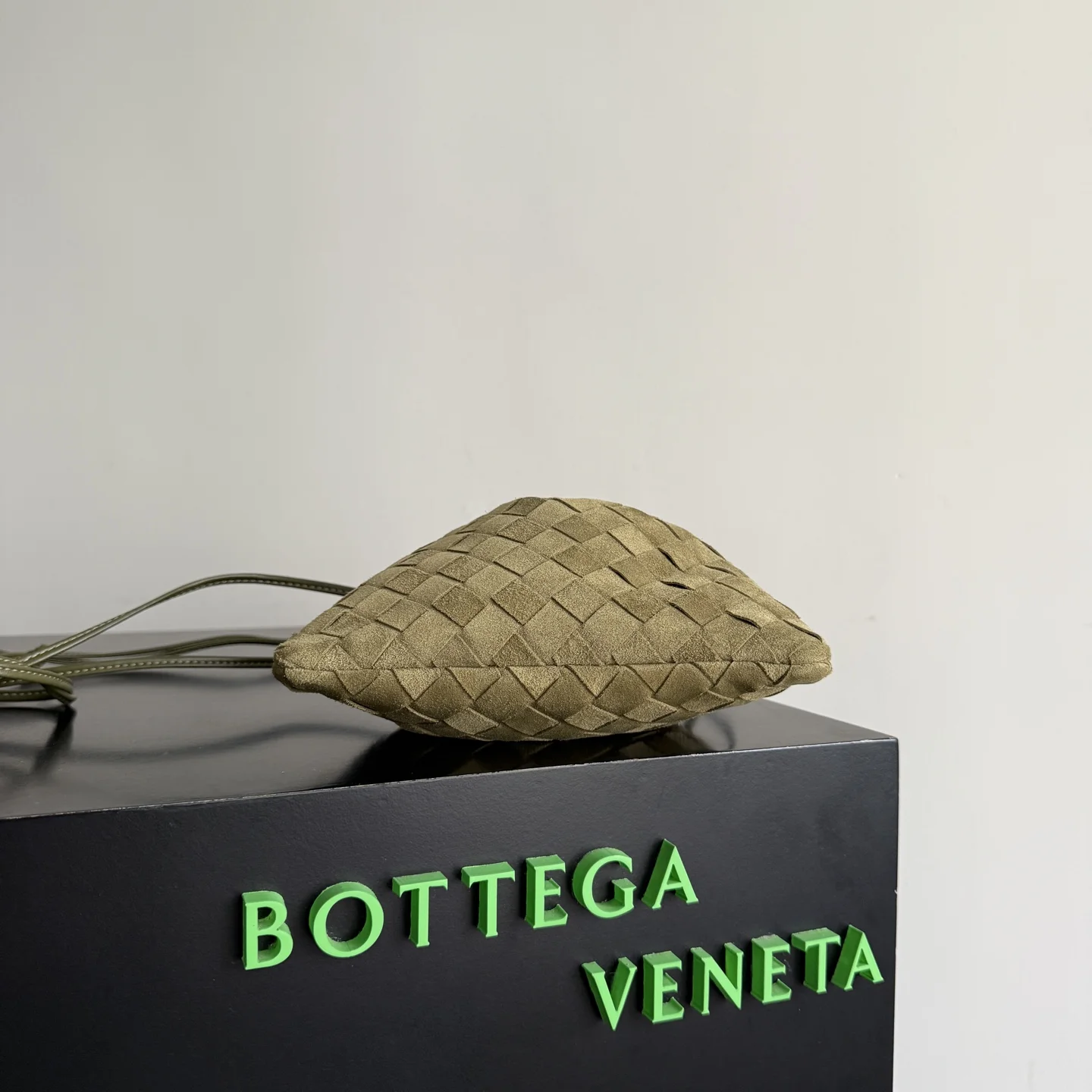 BOTTEGA VENETA Bucket Bags Suede Green-Khaki 21X16.6X1CM F8010065406 - Image 3