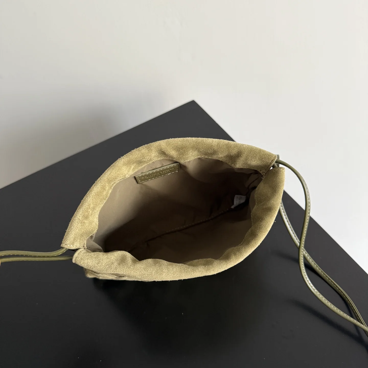 BOTTEGA VENETA Bucket Bags Suede Green-Khaki 21X16.6X1CM F8010065406 - Image 6