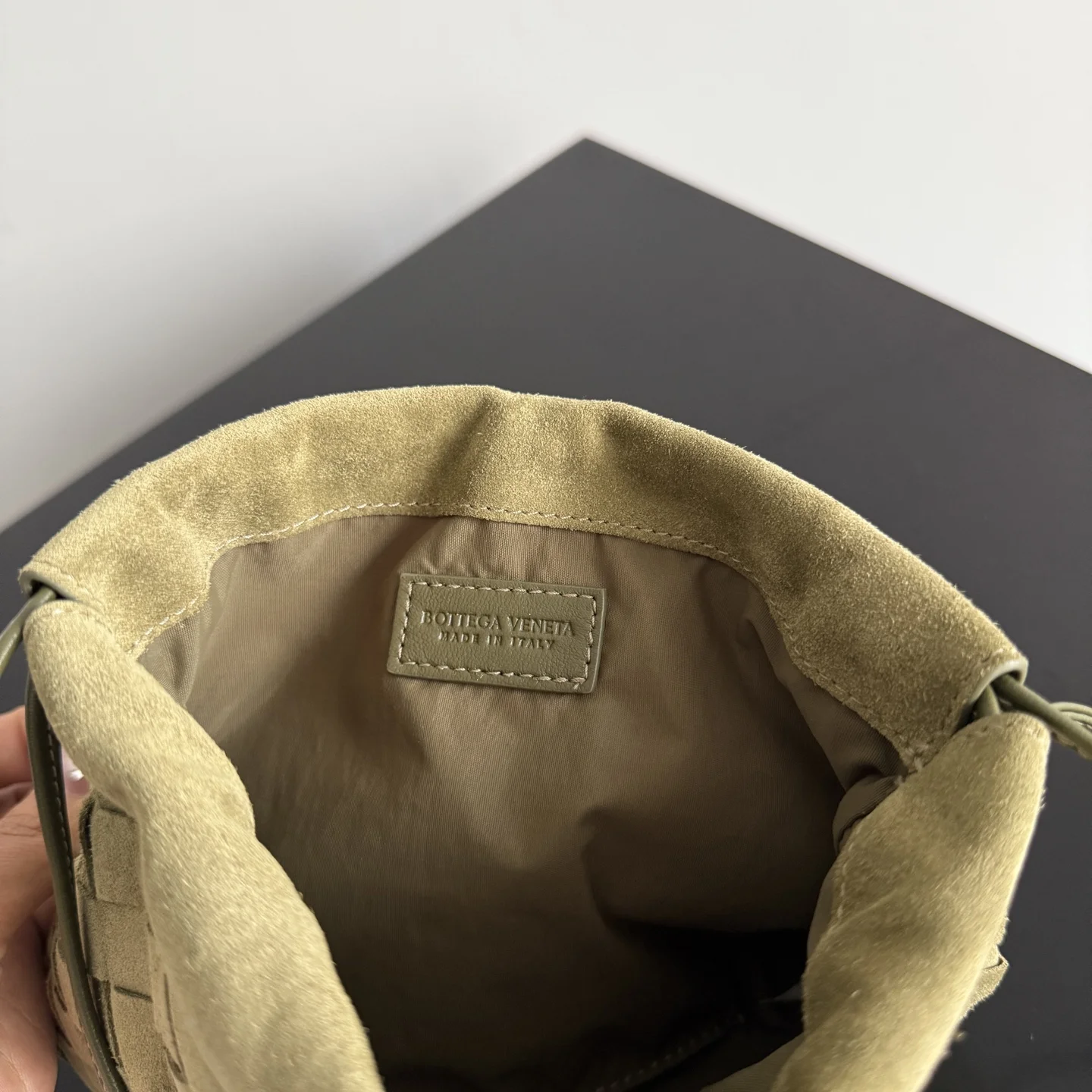 BOTTEGA VENETA Bucket Bags Suede Green-Khaki 21X16.6X1CM F8010065406 - Image 7