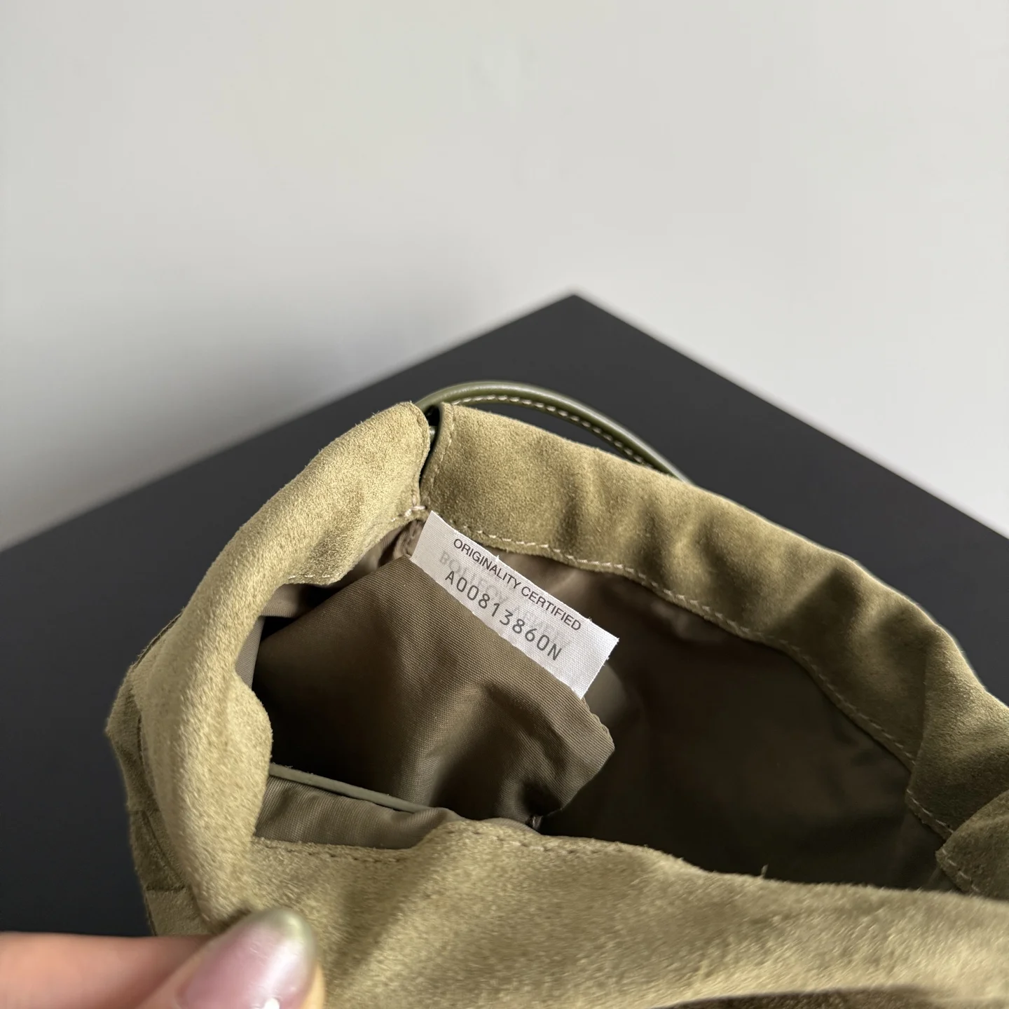 BOTTEGA VENETA Bucket Bags Suede Green-Khaki 21X16.6X1CM F8010065406 - Image 8