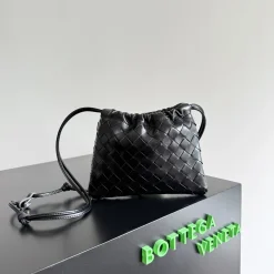BOTTEGA VENETA Bucket Bags Woven Leather Black 21X16.6X1CM F8010065378