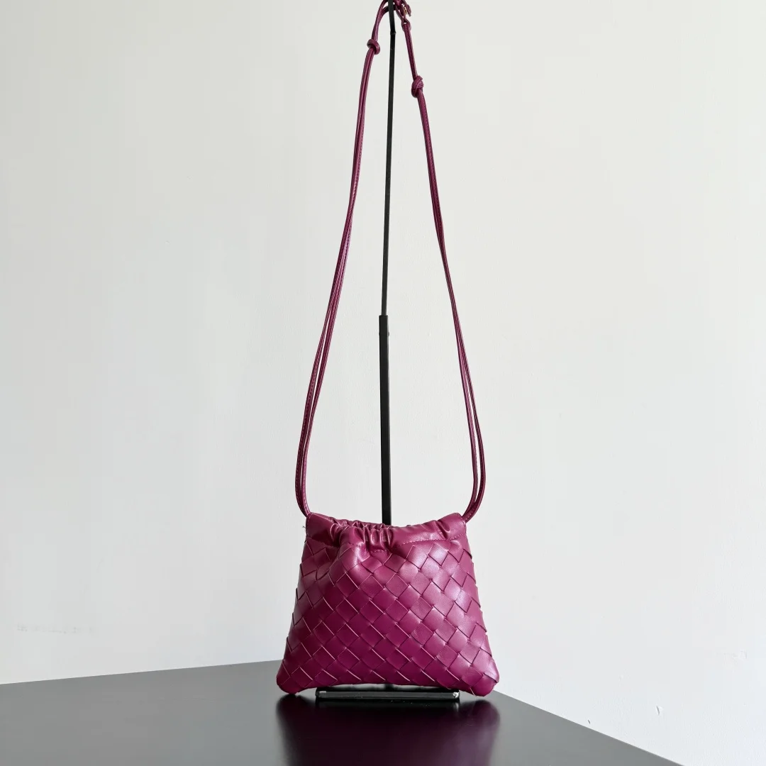 BOTTEGA VENETA Bucket Bags Woven Leather Purple 21X16.6X1CM F8010065407 - Image 2