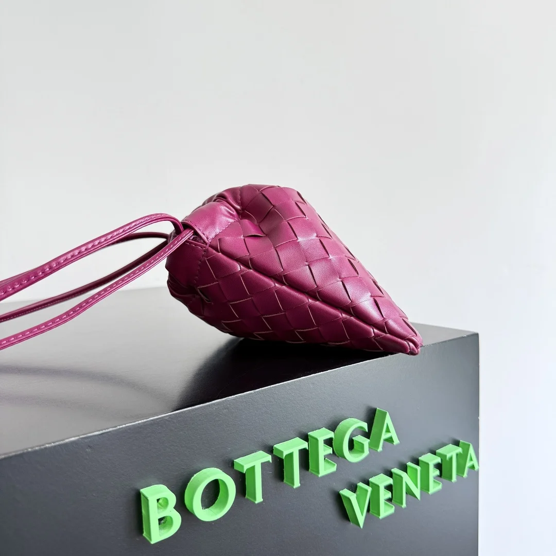 BOTTEGA VENETA Bucket Bags Woven Leather Purple 21X16.6X1CM F8010065407 - Image 3