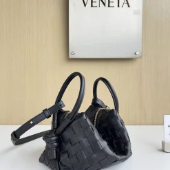 Alternative view of BOTTEGA VENETA Shoulder Bags Black 19X12X9CM F8010065232