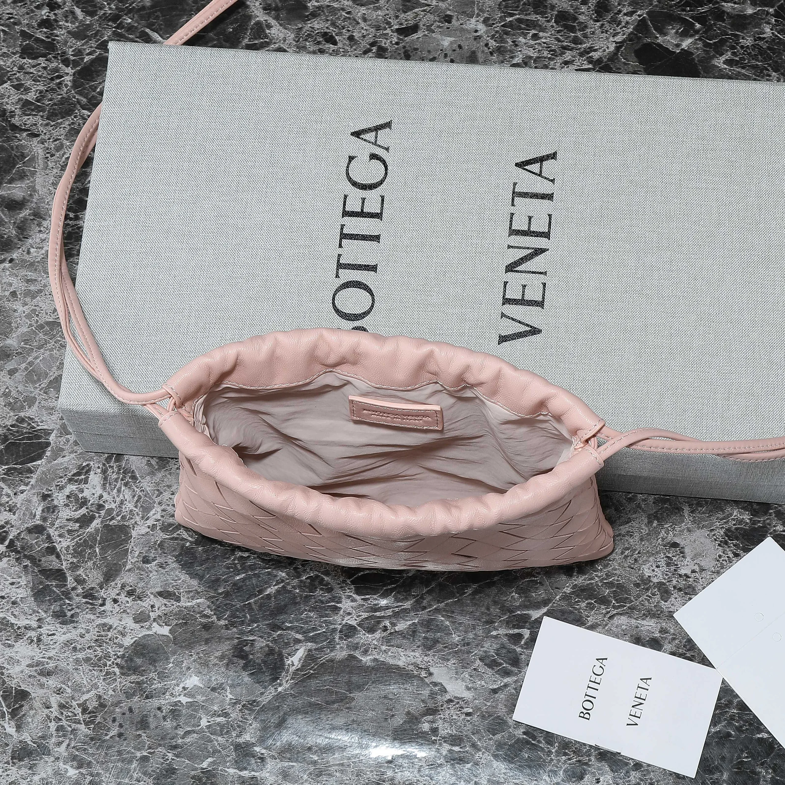 BOTTEGA VENETA Shoulder Bags Intrecciato Leather Pink 21X16.6X1CM F8010065365 - Image 8