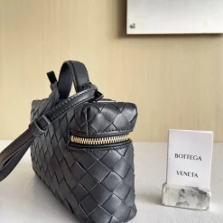 Alternative view of BOTTEGA VENETA Shoulder Bags Woven Leather Black-Gold 22X12.5X5CM F8010064816