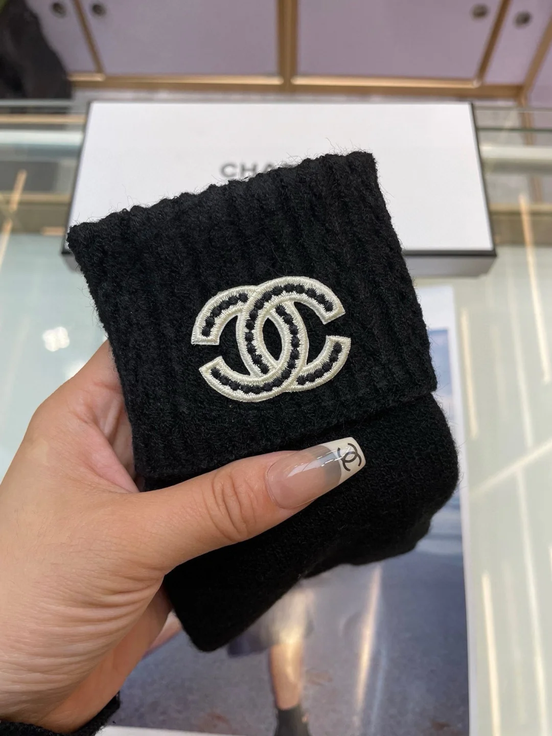 CHANEL Gloves Cashmere Black-White G510070459 - Image 3