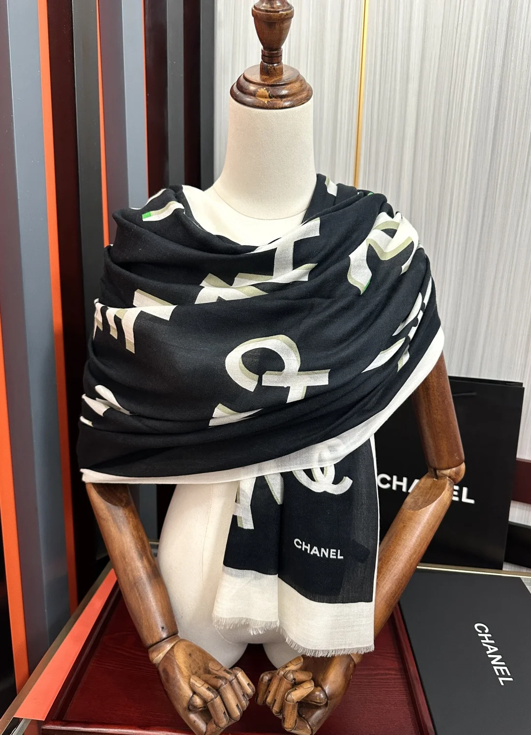 CHANEL Scarves Cashmere Black-White-Green-Red 100X200CM A7010072096 - Image 2