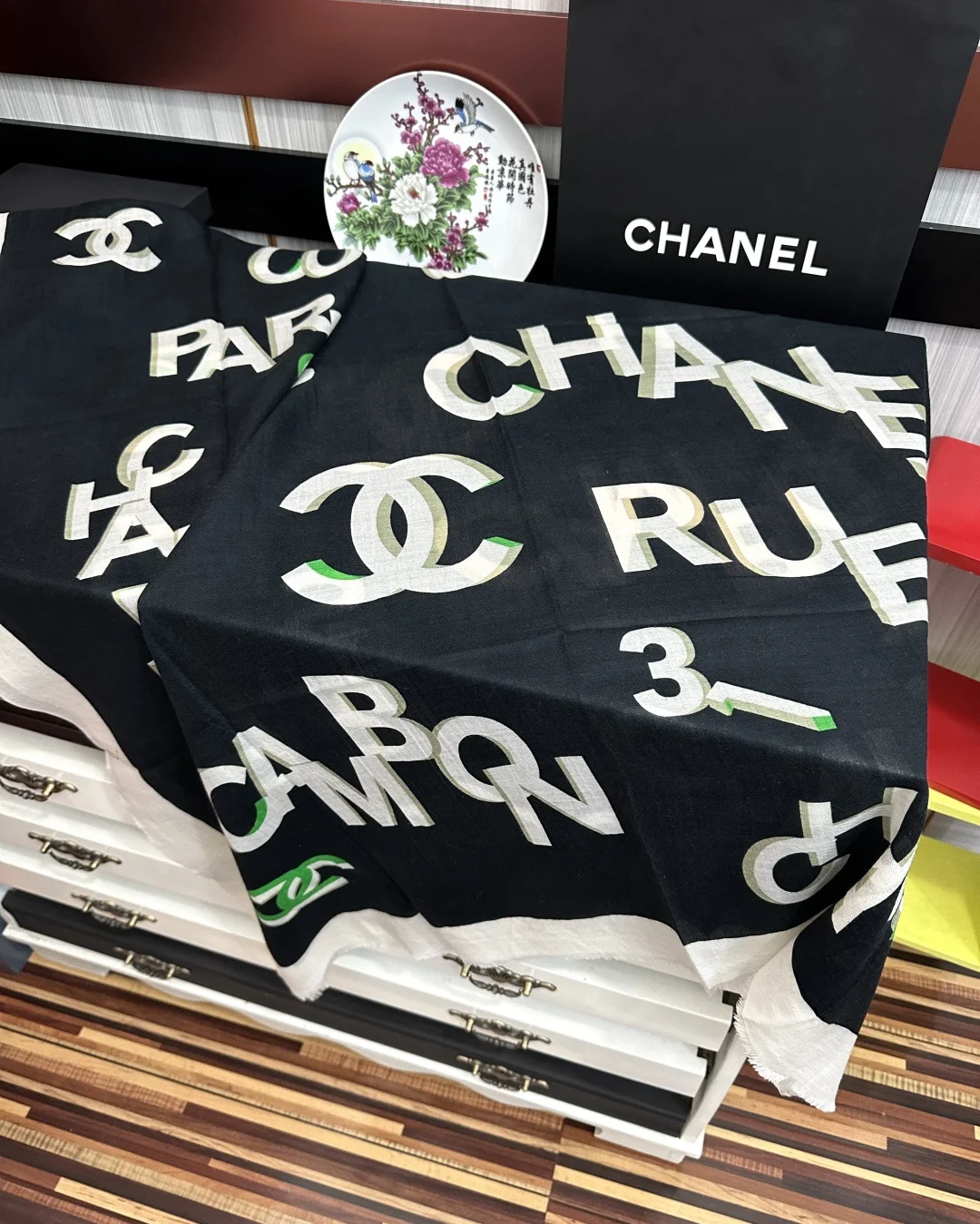 CHANEL Scarves Cashmere Black-White-Green-Red 100X200CM A7010072096 - Image 7