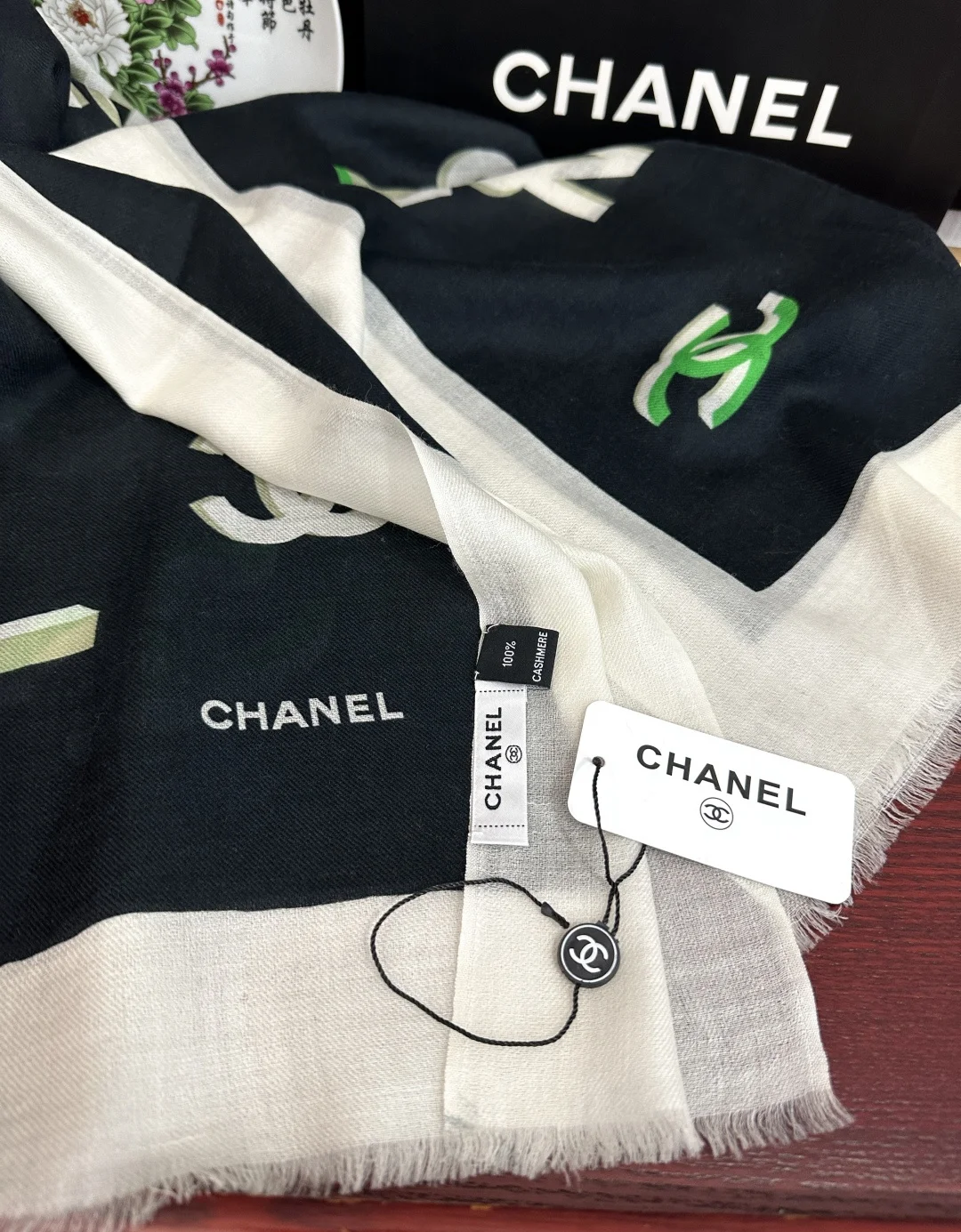 CHANEL Scarves Cashmere Black-White-Green-Red 100X200CM A7010072096 - Image 9