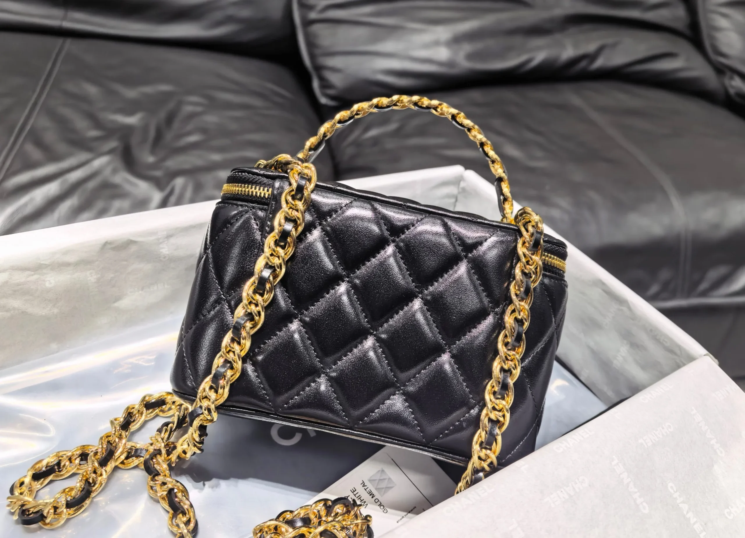 CHANEL Top Handle Bags Black-Gold 17X9.5X8CM F0010062268 - Image 4