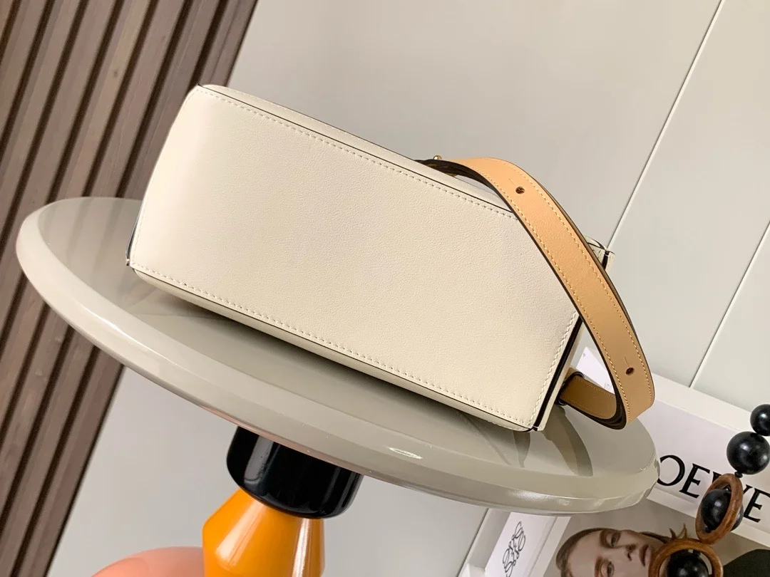 LOEWE Shoulder Bags Tan-White 24X16X10CM F7010060517 - Image 3