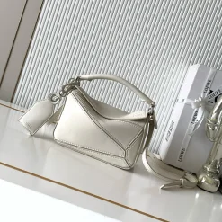 LOEWE Shoulder Bags White 18X12.5X7.5CM F7010060560
