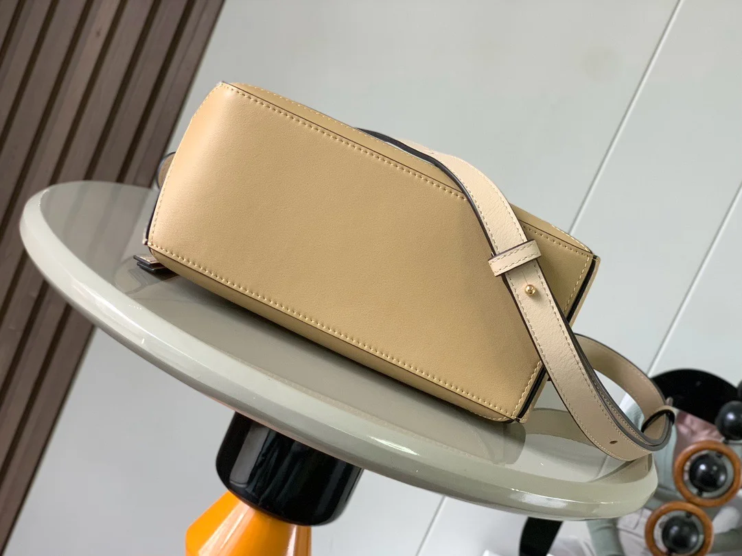 LOEWE Shoulder Bags White-Beige 24X16X10CM F7010060523 - Image 3
