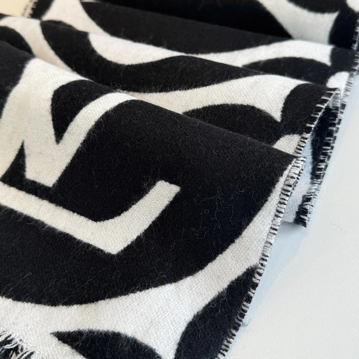 LV Scarves Black-White A2510070788 - Image 4