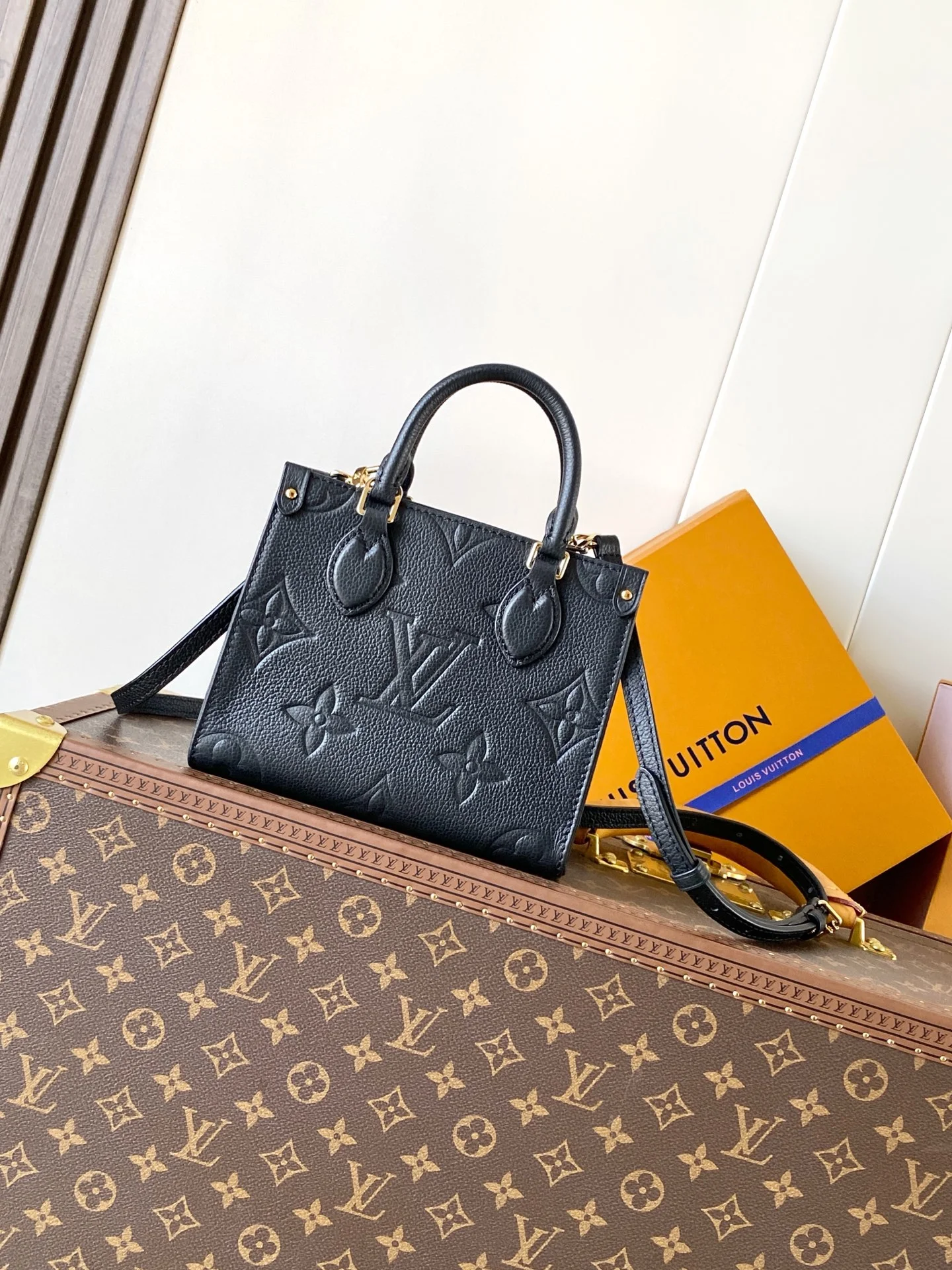 LV Totes Bags Black-Gold 18X15X8.5CM D8010062372