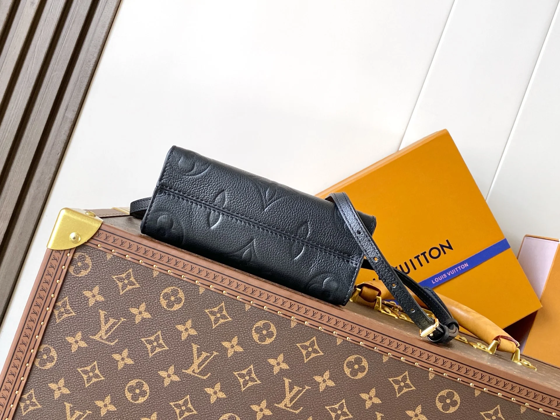 LV Totes Bags Black-Gold 18X15X8.5CM D8010062372 - Image 3
