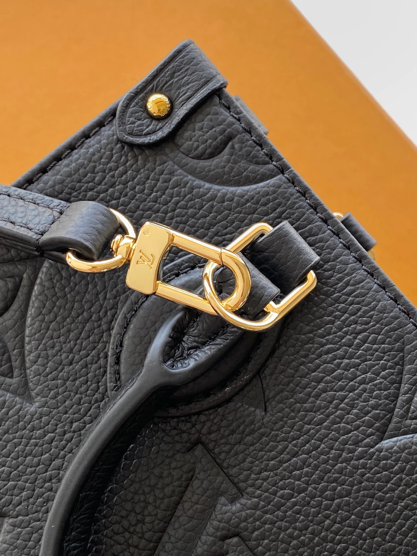 LV Totes Bags Black-Gold 18X15X8.5CM D8010062372 - Image 6